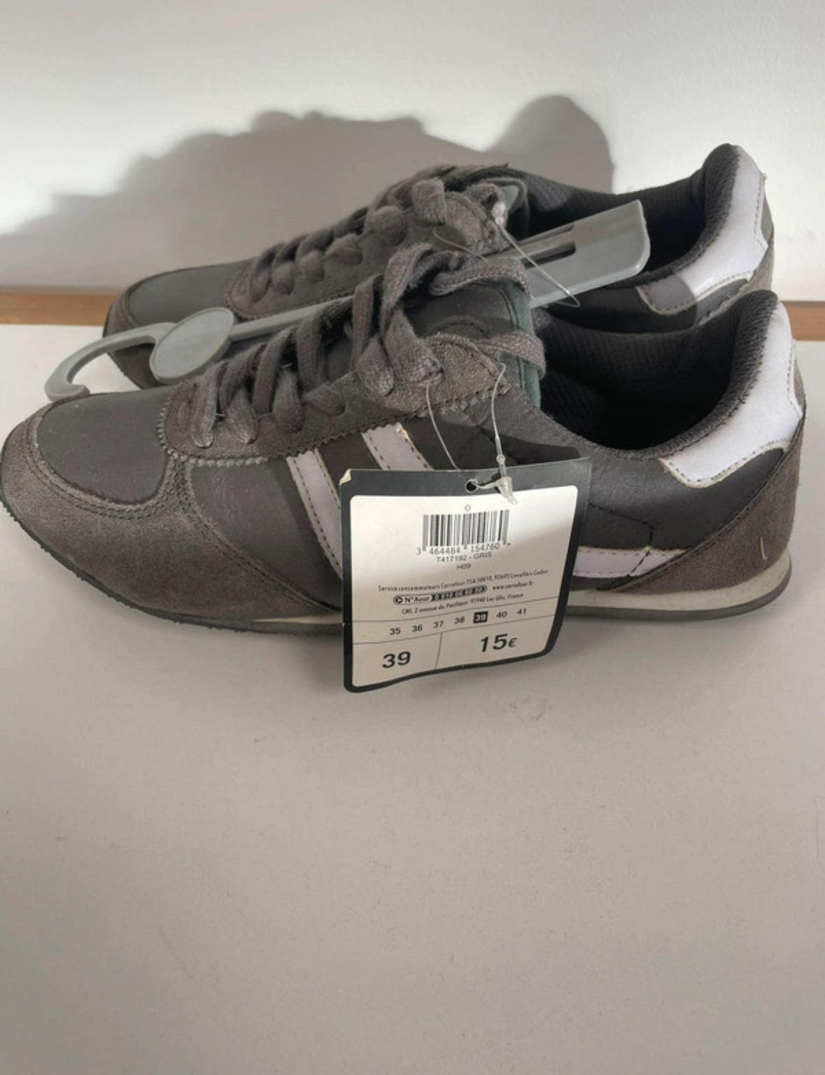 VGIR78 BASKETS GRISES A BANDES BLANCHES TEX COTE