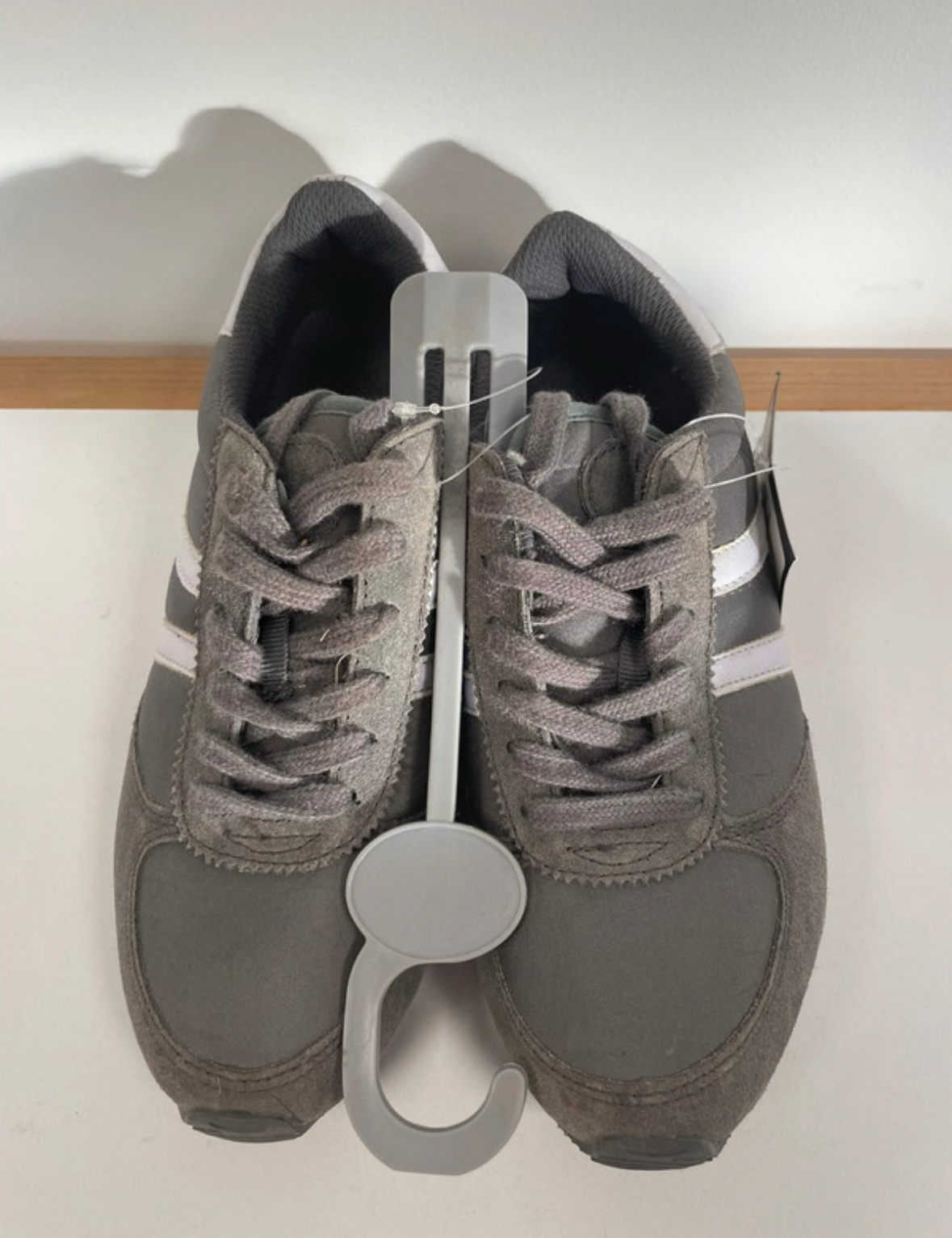 VGIR78 BASKETS GRISES A BANDES BLANCHES TEX2 39