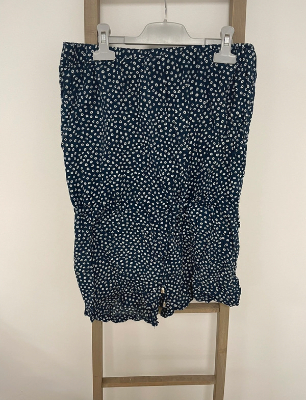 Combishort bleu marine avec petites fleurs blanches, Goa, M