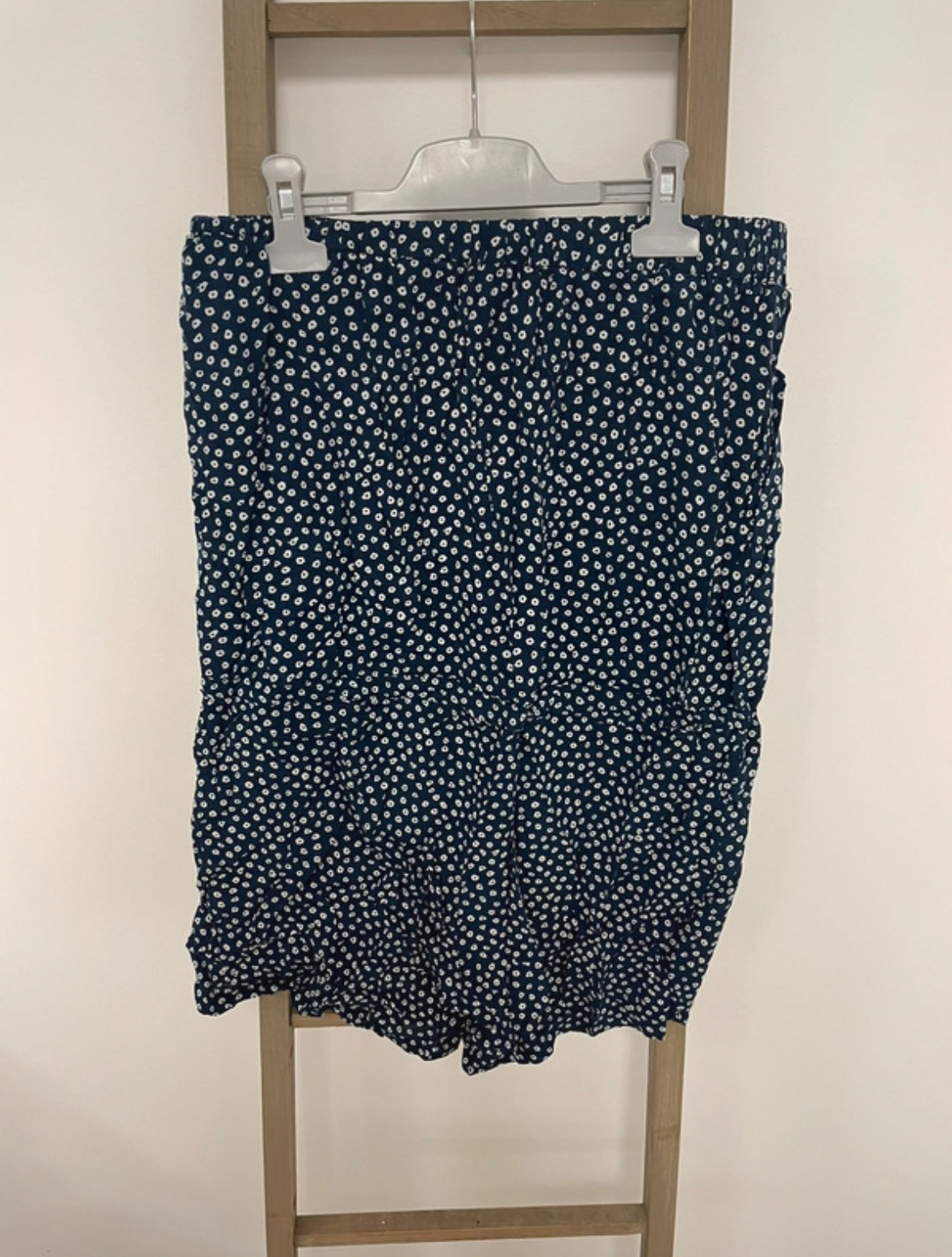 MBLA160 COMBISHORT BLEU MARINE AVEC PETITES FLEURS BLANCHES GOA M DOS