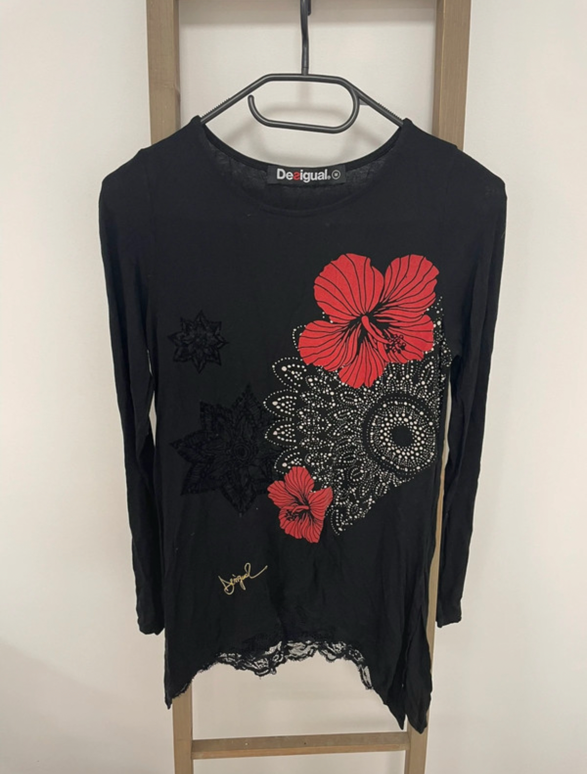 Tunique noire avec fleurs rouges, Desigual, M