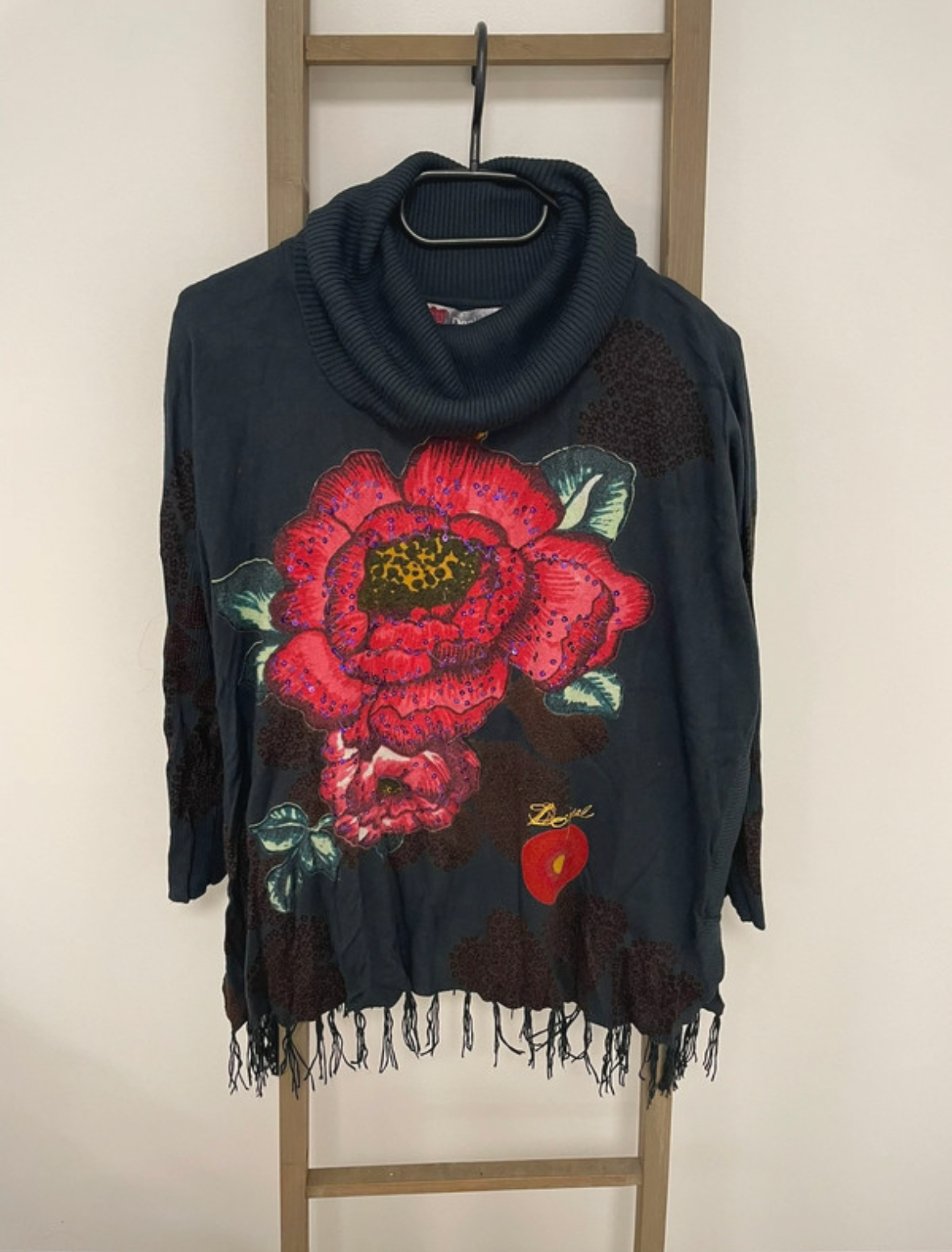 Pull col roulé bleu avec grosse fleur rose, Desigual, L