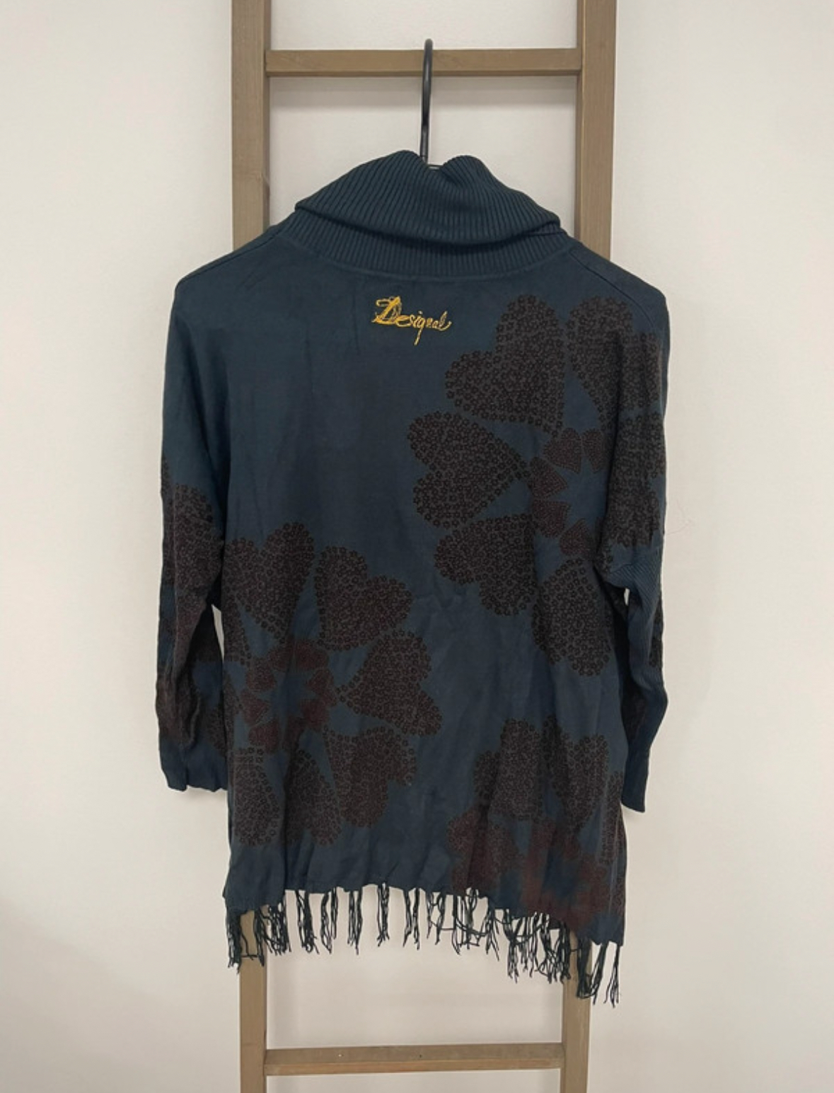 MBLA163 PULL COL ROULE BLEU AVEC GROSSE FLEUR ROSE DESIGUAL L DOS