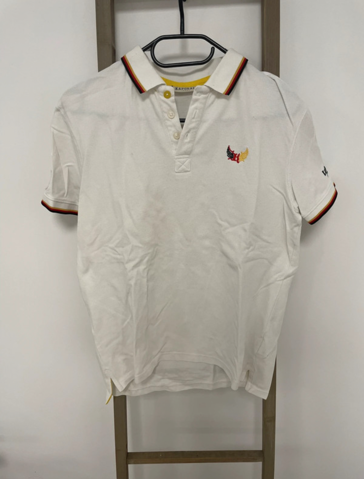 Polo blanc, noir, rouge et jaune, Allemagne, Kaporal, S