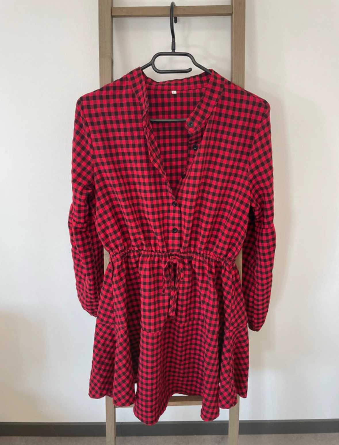 robe à carreaux rouge et noir, L