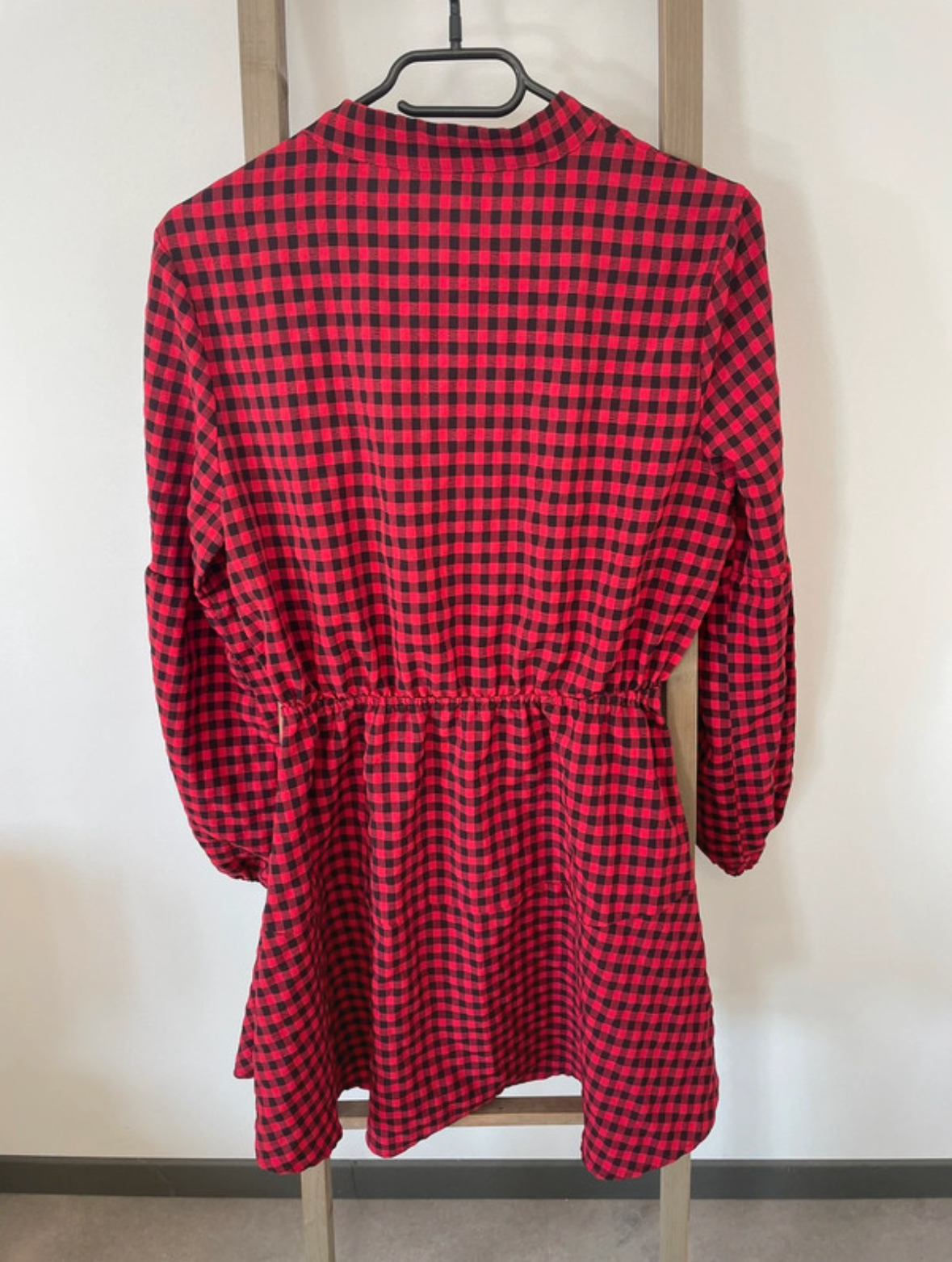 FBER02 ROBE A CARREAUX ROUGE ET NOIR L DOS