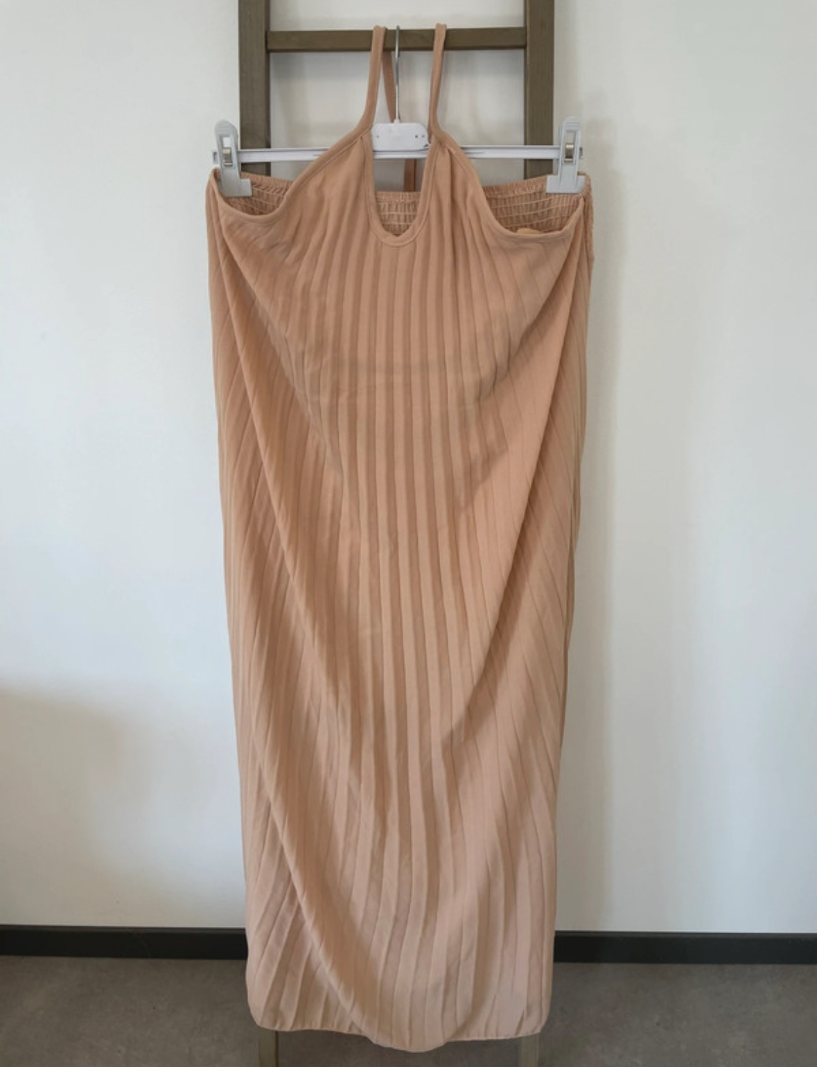 FBER11 ROBE BEIGE PLISSEE DOS NU MOUSSELINE M
