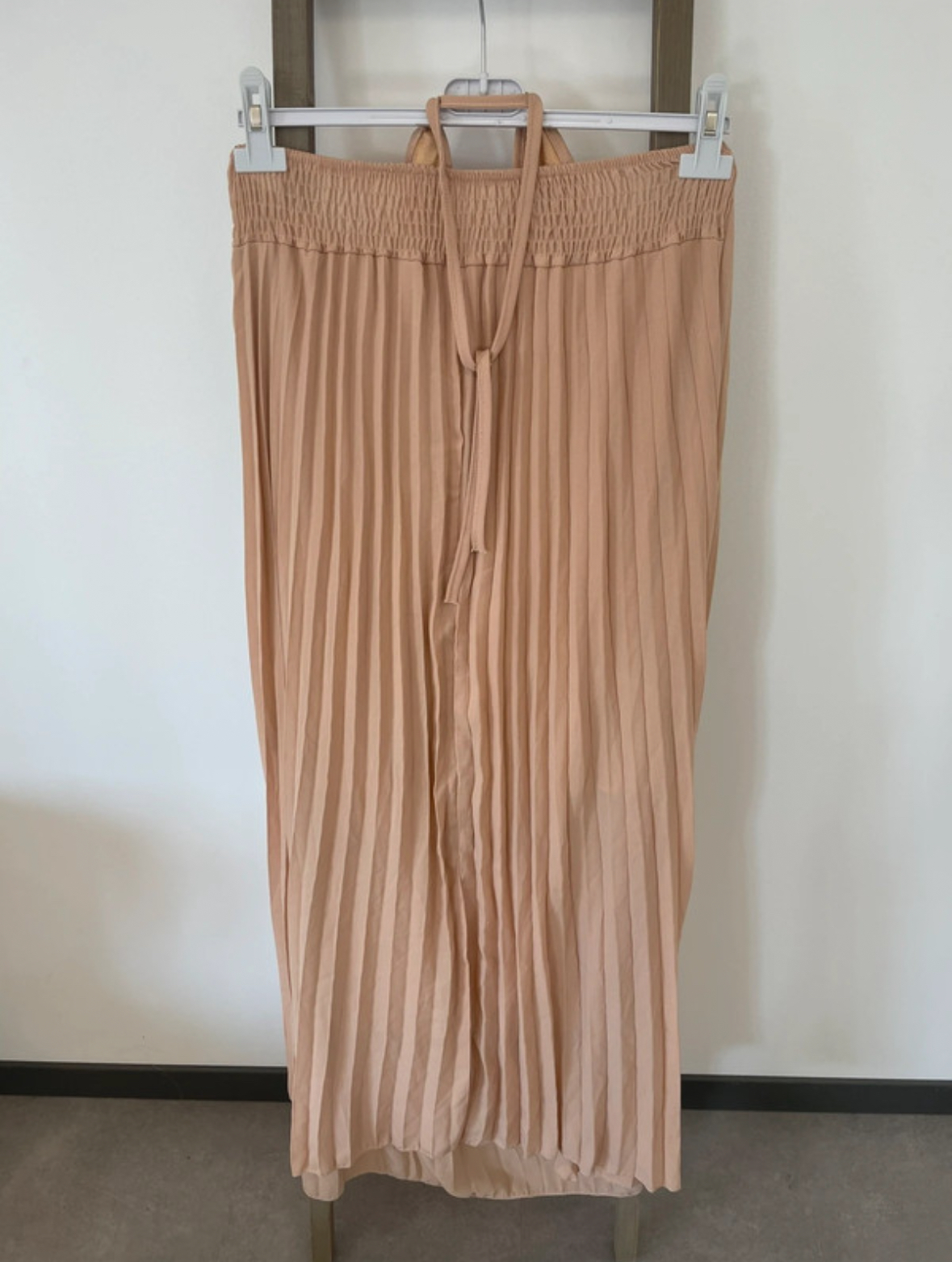 FBER11 ROBE BEIGE PLISSEE DOS NU MOUSSELINE M DOS