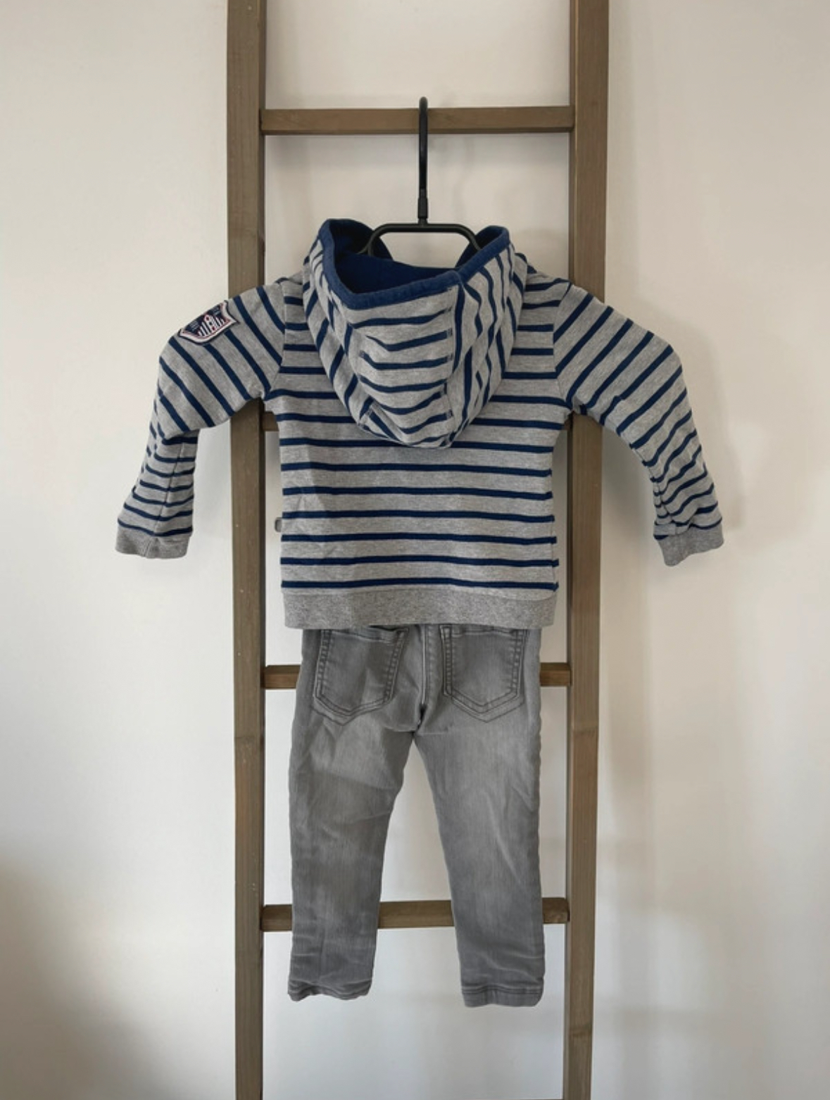 FBER26 ENSEMBLE GILET A RAYURES GRIS ET BLEU + JEAN GRIS ORCHESTRA 2 ANS DOS