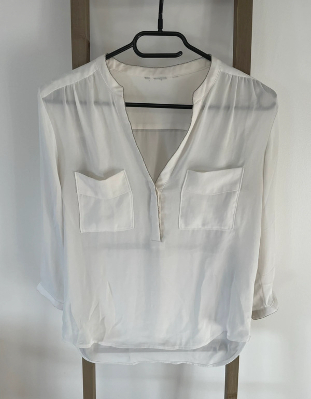 Blouse blanche col V, poche poitrine, manches 3/4 en mousseline, 40
