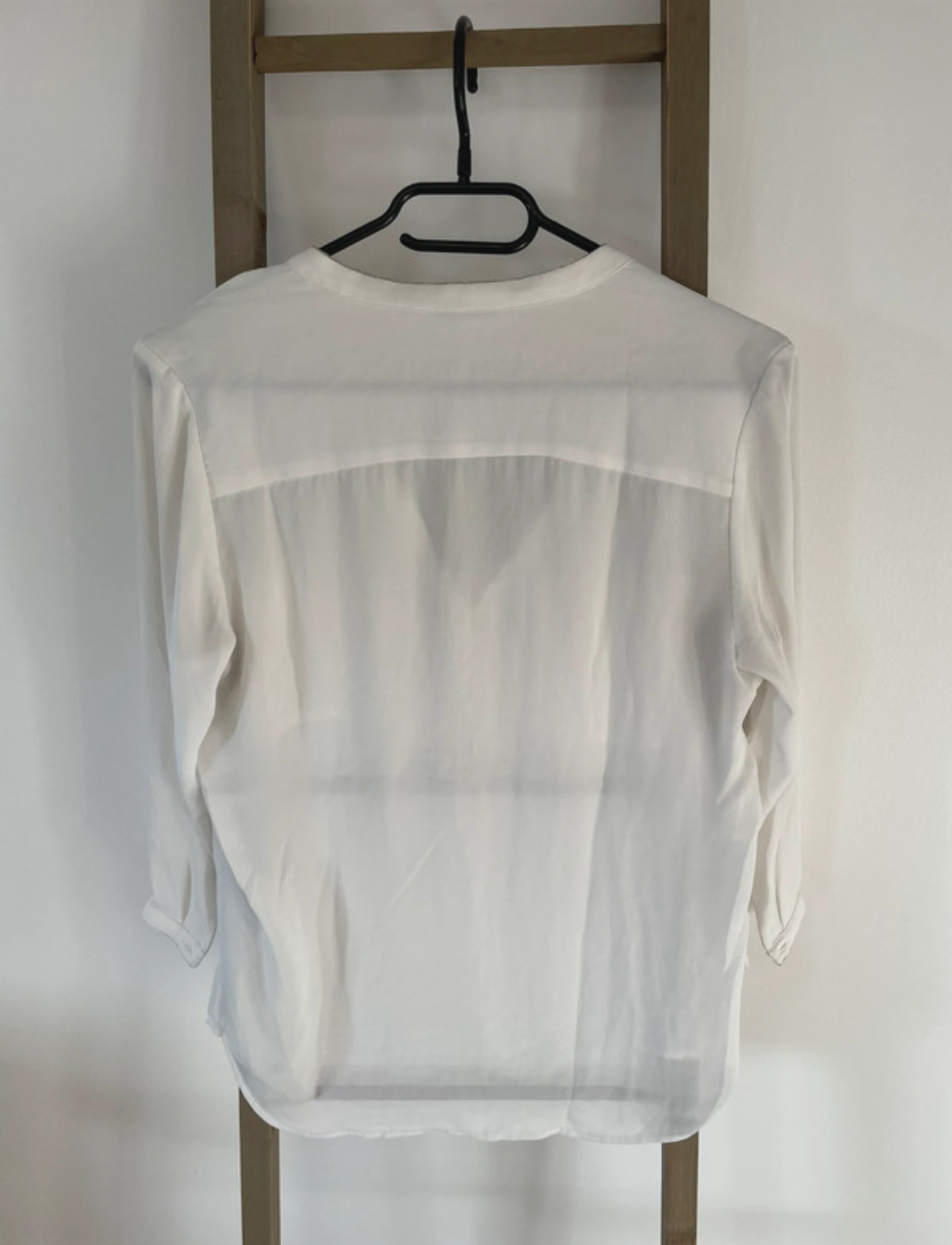 CMEN38 blouse blanche col v, poche poitrine, manche 3 4 en mousseline DOS