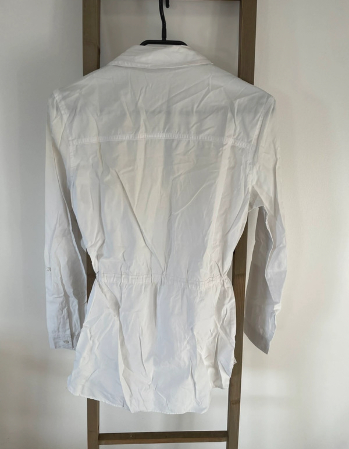 CMEN40 chemise blanche longue resserée a la ligne, DOS