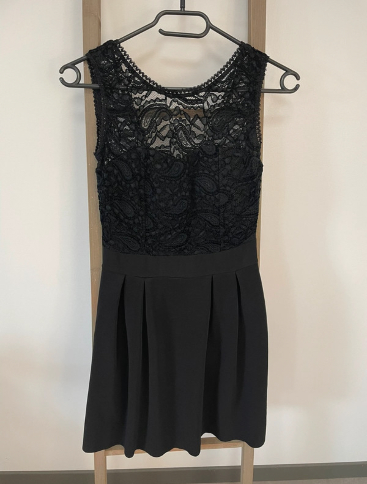 Robe noire sans manche dentelle et jupe plissée dos nu, S