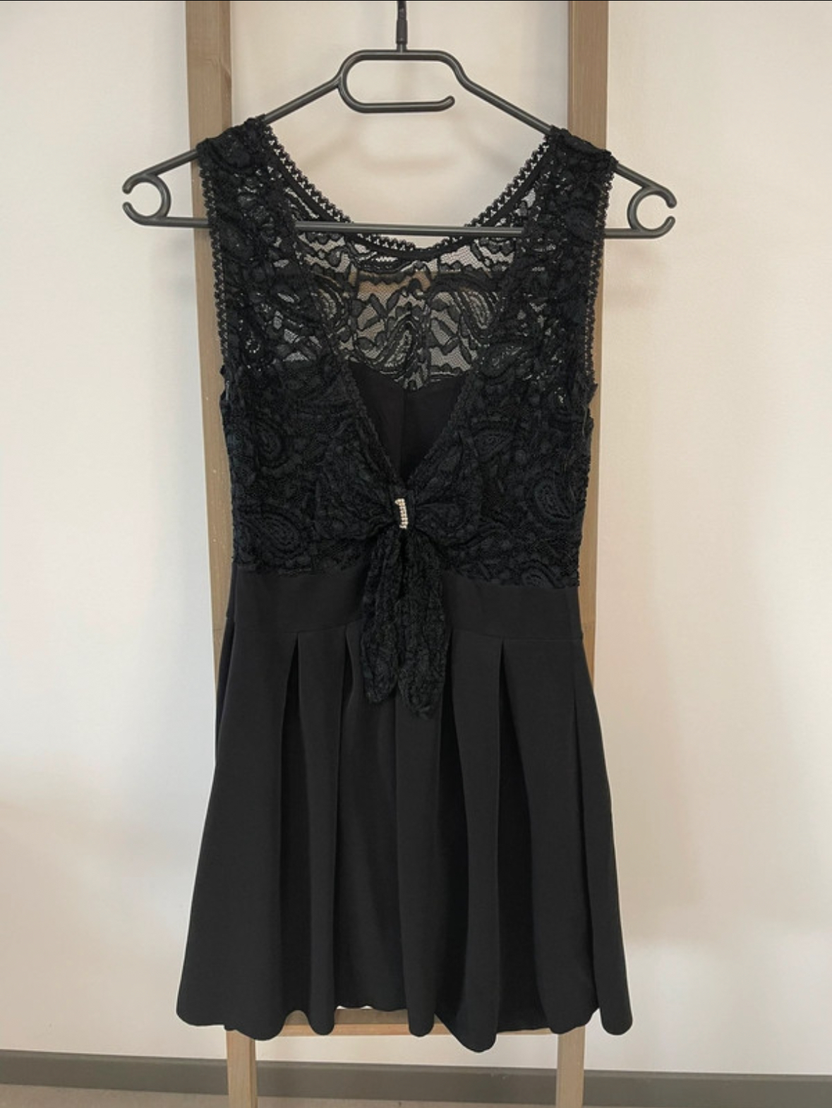 CMEN47 robe noire sans manche dentelle et jupe plissée dos nu, S, DOS