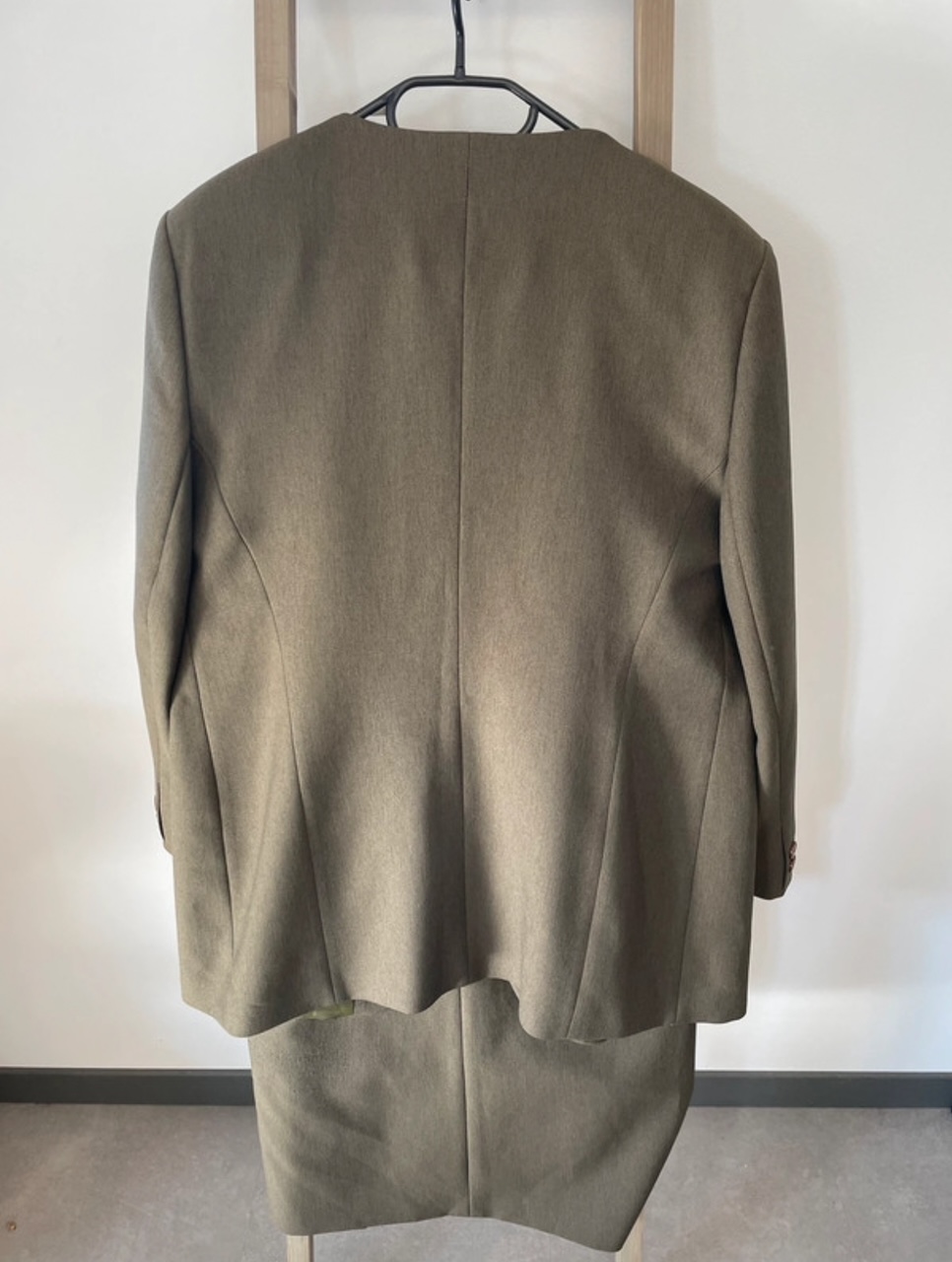 NTRO03 Tailleur jupe kaki, Lewinger, 44 DOS