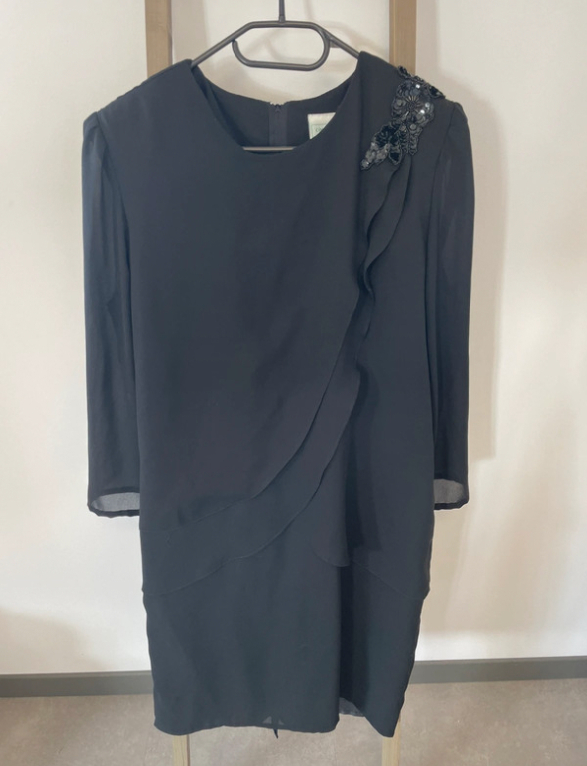 Robe noire avec broderie sequins et volants dos ouvert, Canda, 42