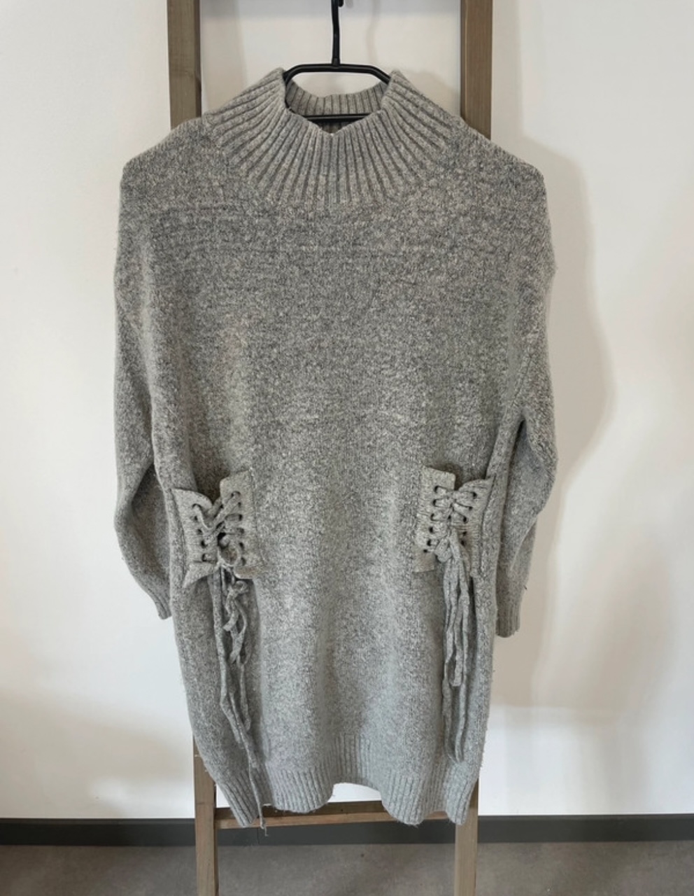 Robe pull gris avec lacage sur le devant, Pretty little thing, M