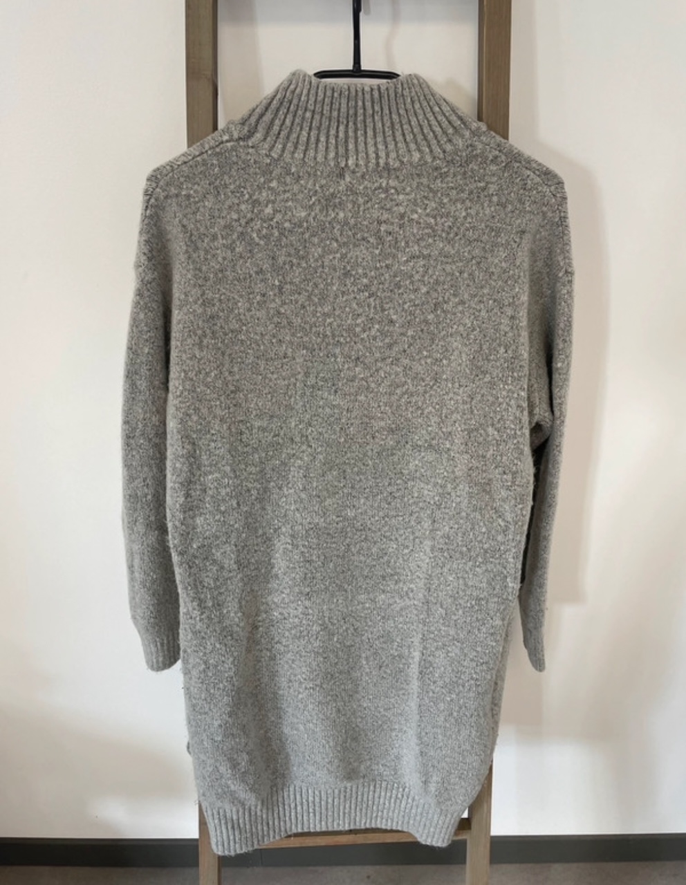TGRA58 robe pull gris avec lacage sur le devant, pretty little thing, DOS
