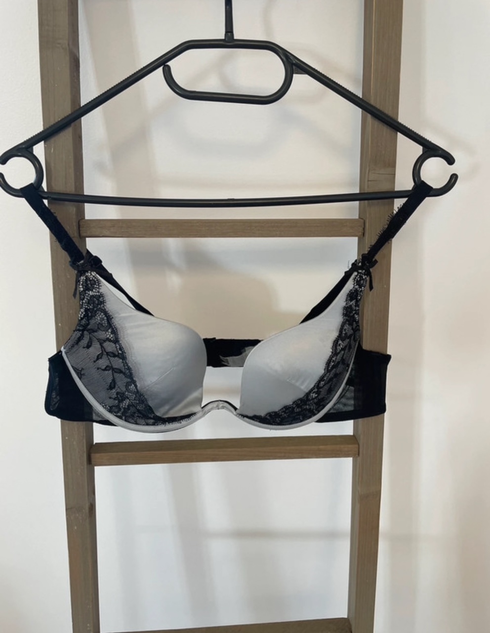 Soutien gorge gris et dentelle noire, C