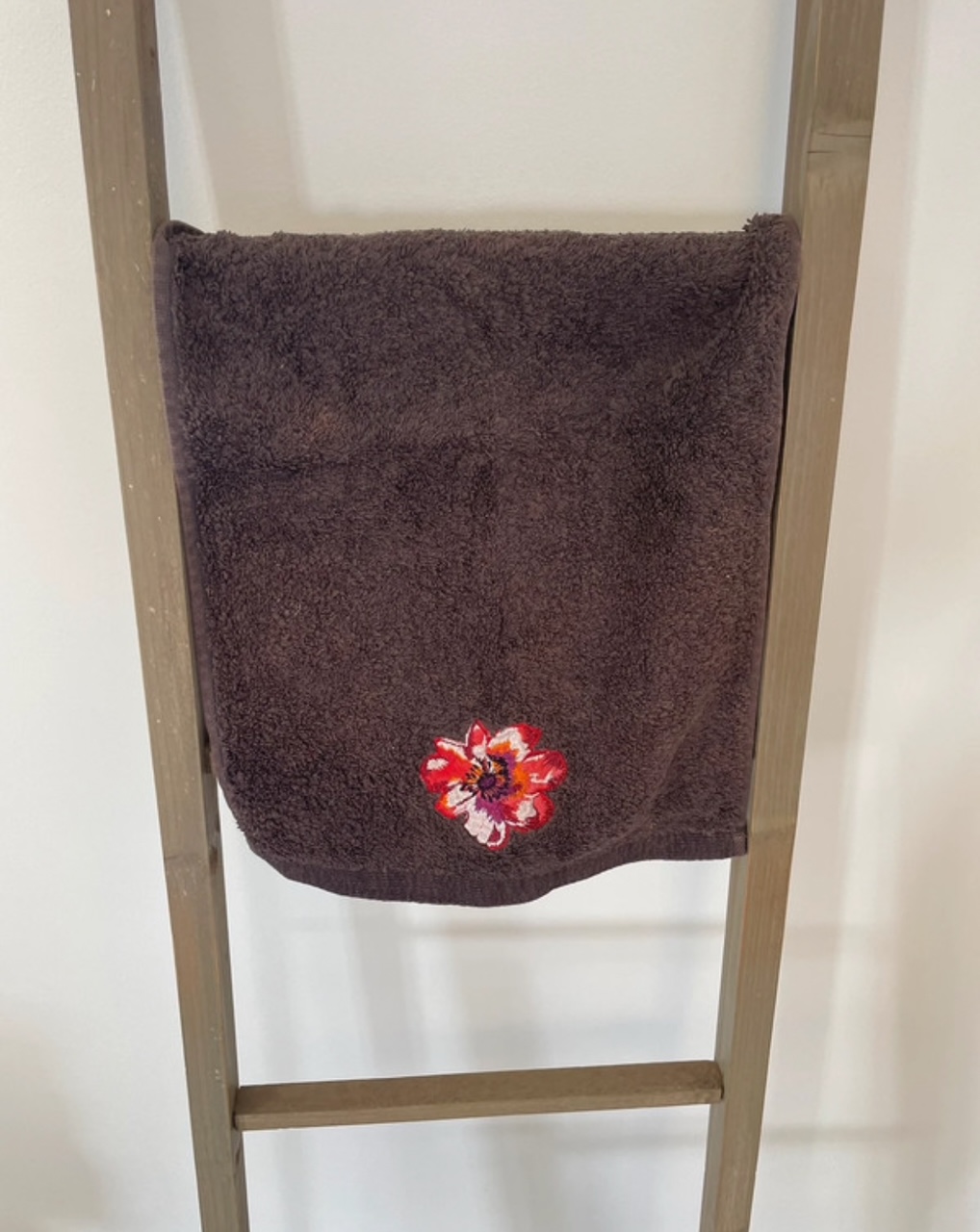 Serviette marron fleur brodée, 100% coton, Carre blanc, 30X50