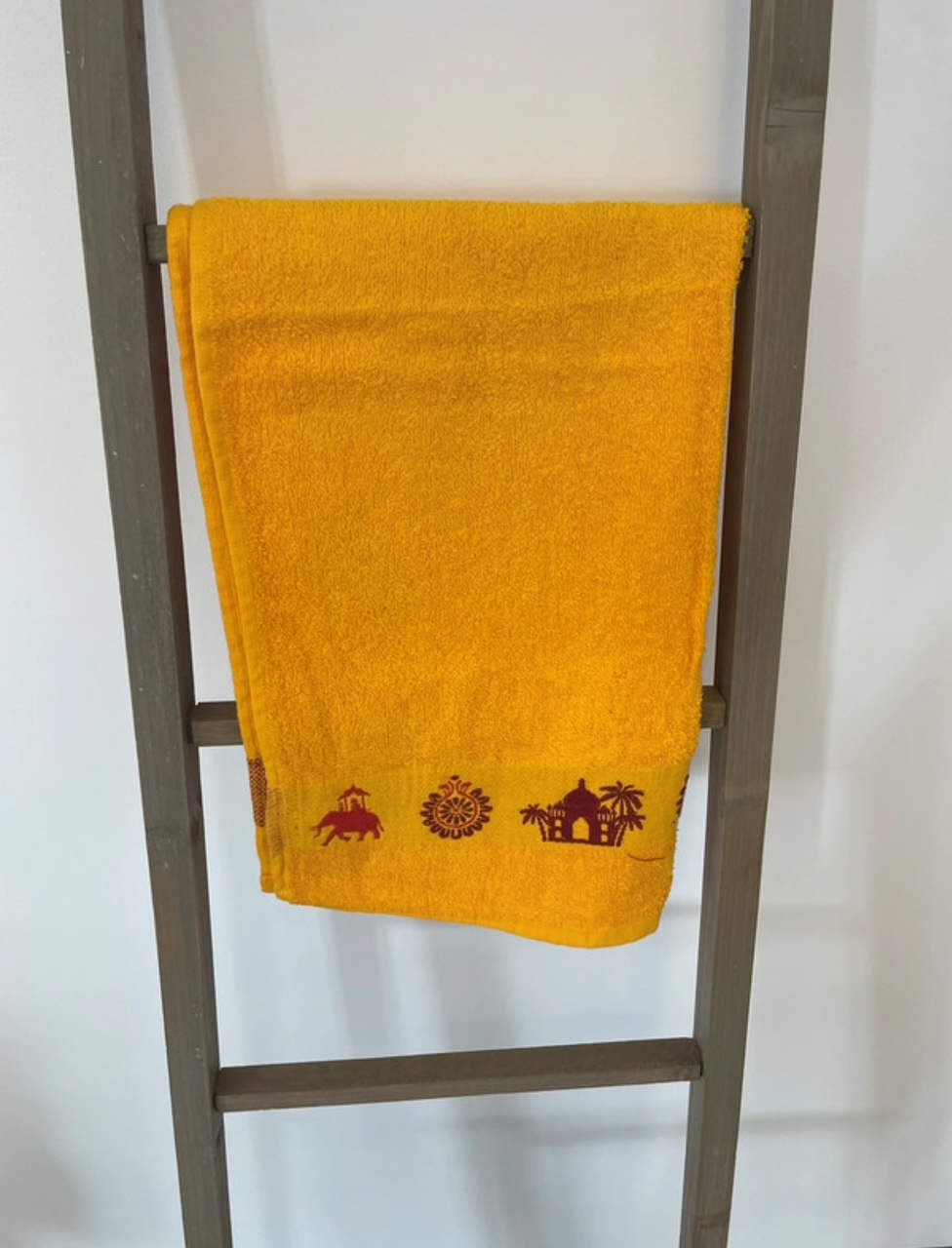Serviette moutarde, broderie rouge, 70X50