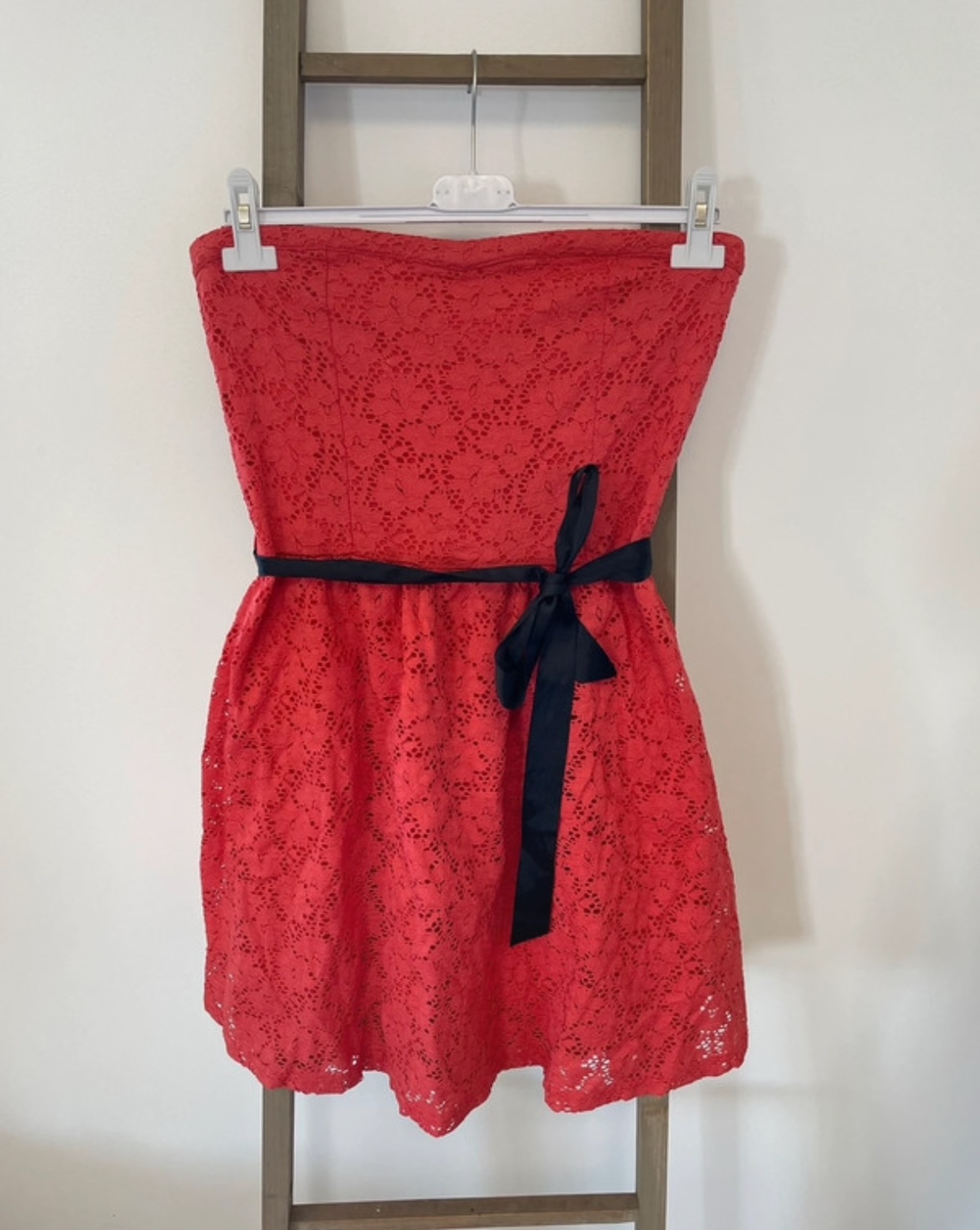 MVAN14 robe bustier dentelle rouge avec ceinture noire, cache cache, 40