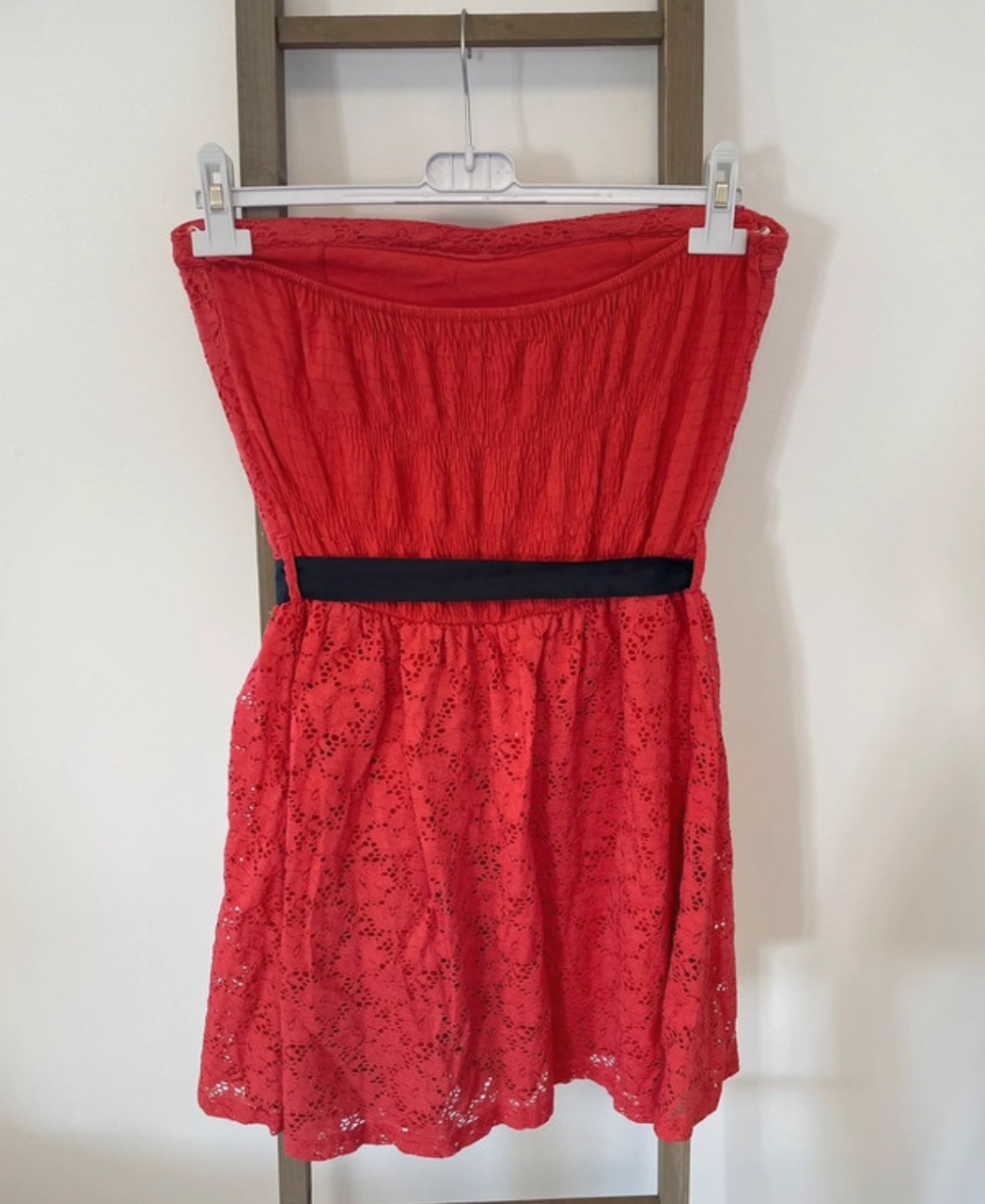 MVAN14 robe bustier dentelle rouge avec ceinture noire, cache cache, 40, DOS
