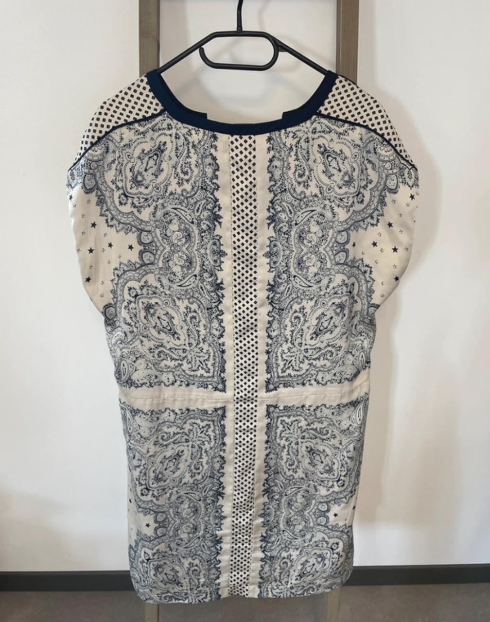 MVAN26 robe beige et bleu maison scotch, T3, DOS