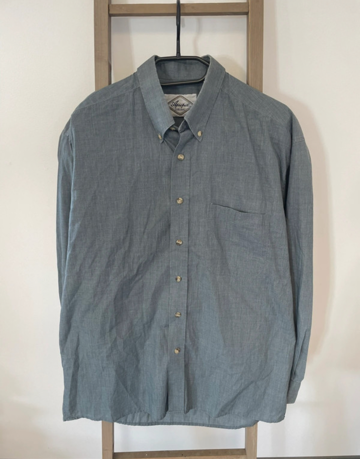 Chemise grise poche poitrine, A propos, T4