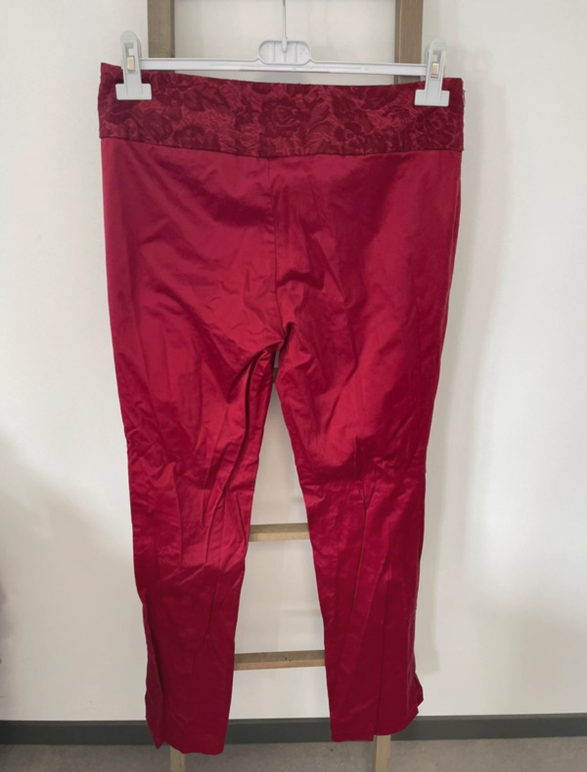 Pantalon bordeaux avec ceinture fleurie, 42