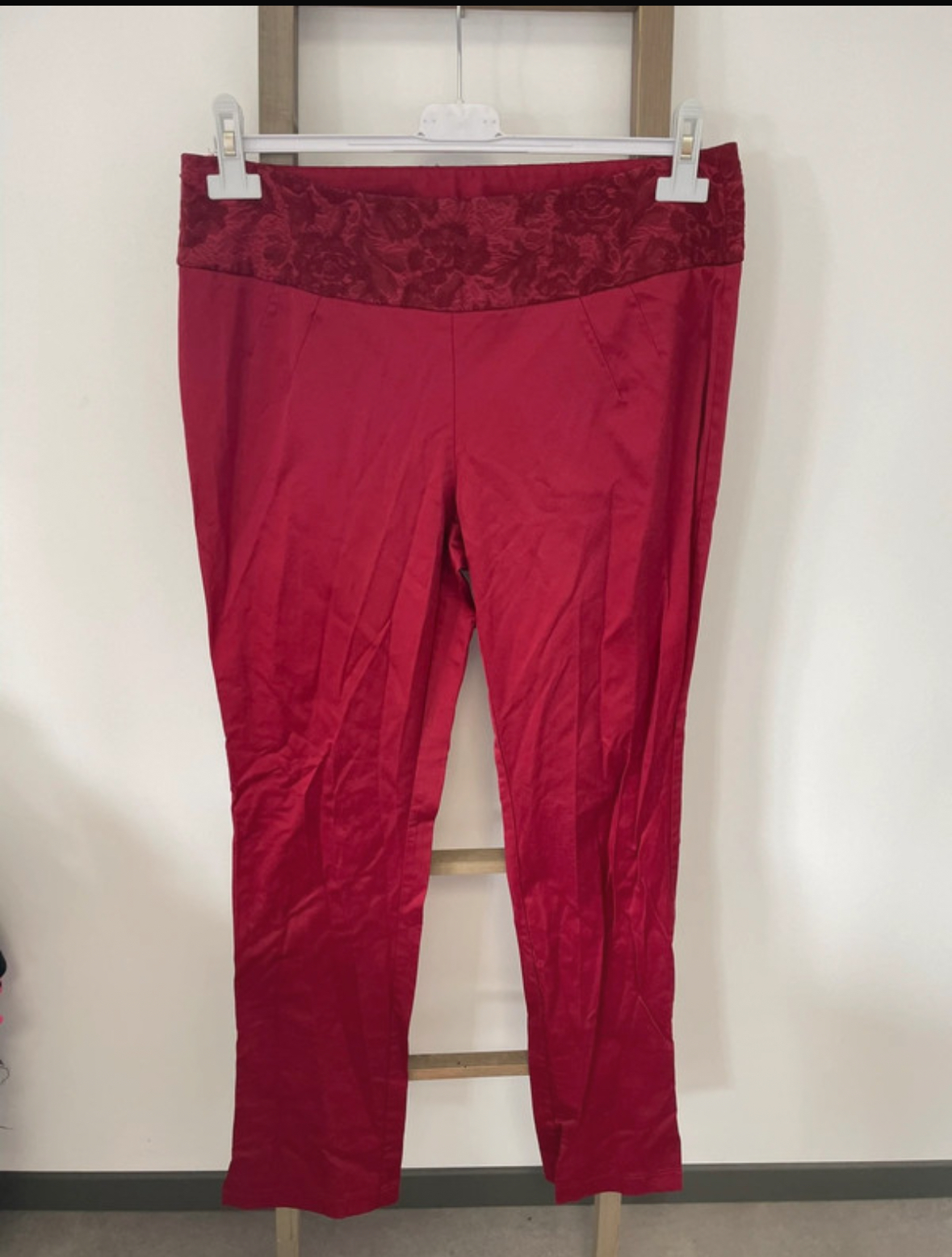 MCAL250 pantalon bordeaux avec ceinture fleuri, DOS
