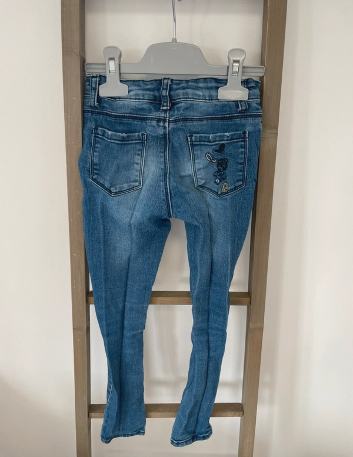 MCAL253 jean bleu, avec broderies, 7 ans, DOS