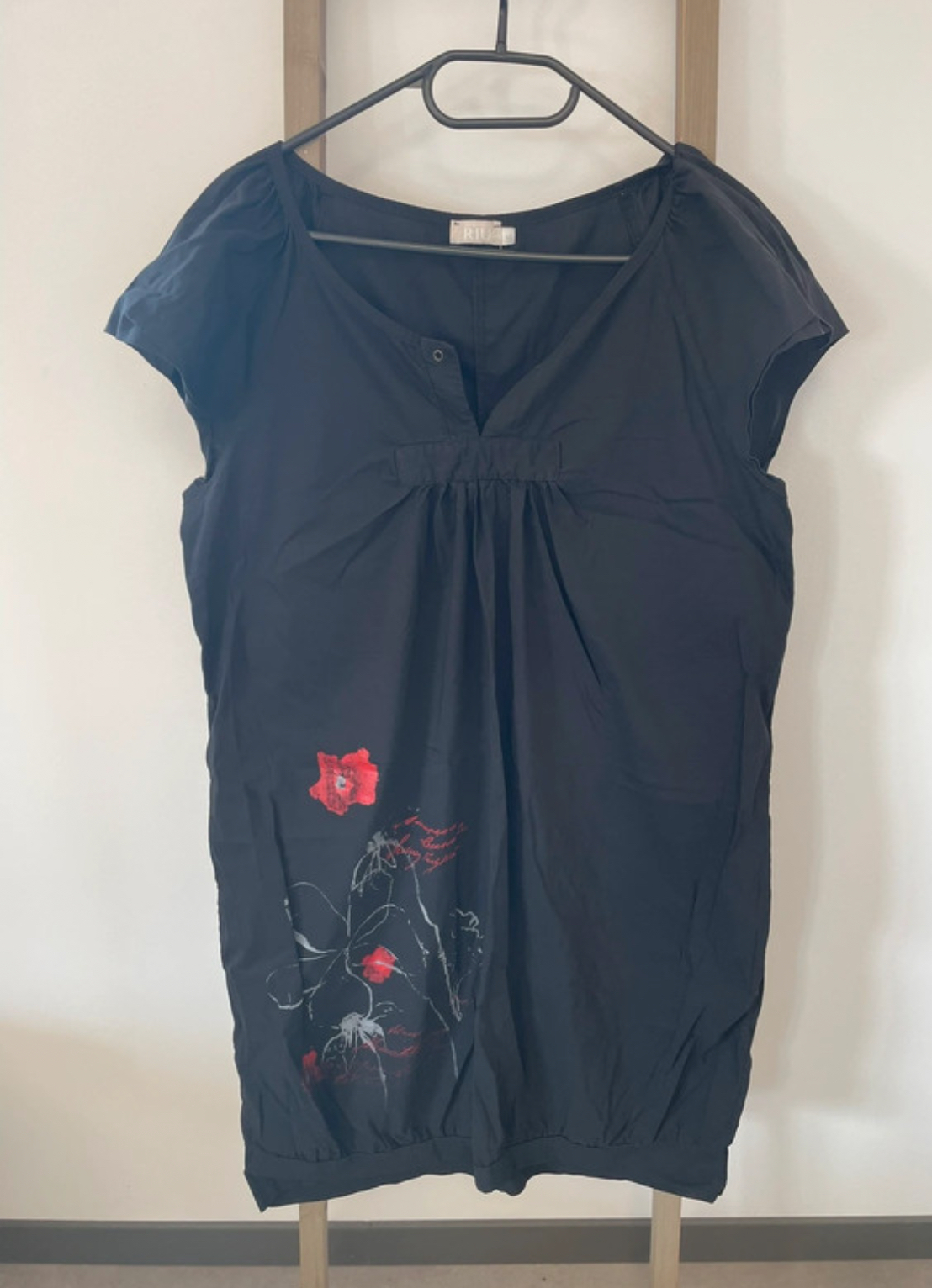 Robe noire sans manche avec fleurs, Jacqueline Riu, 46