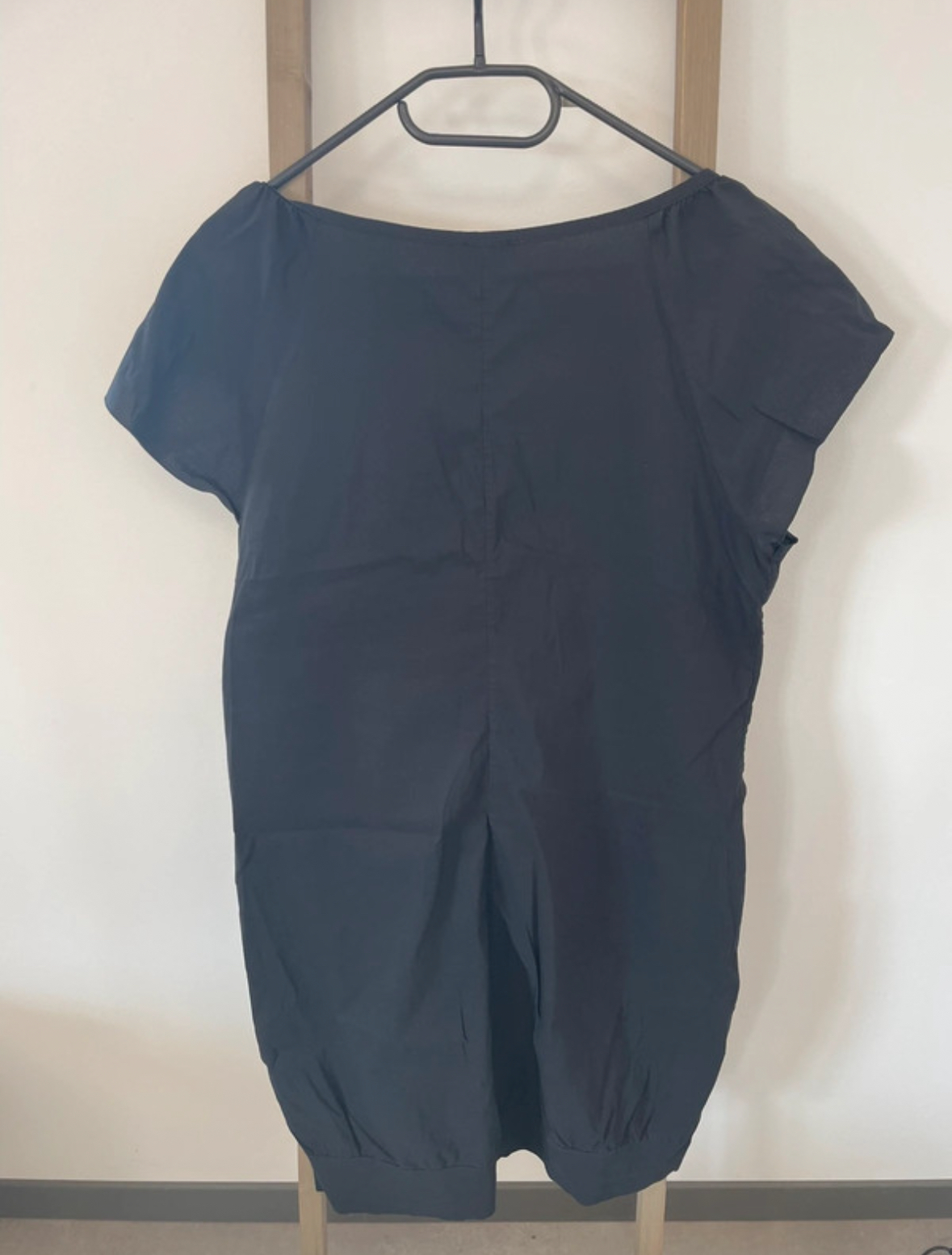 CADD07 robe noire sans manche avec fleur, DOS