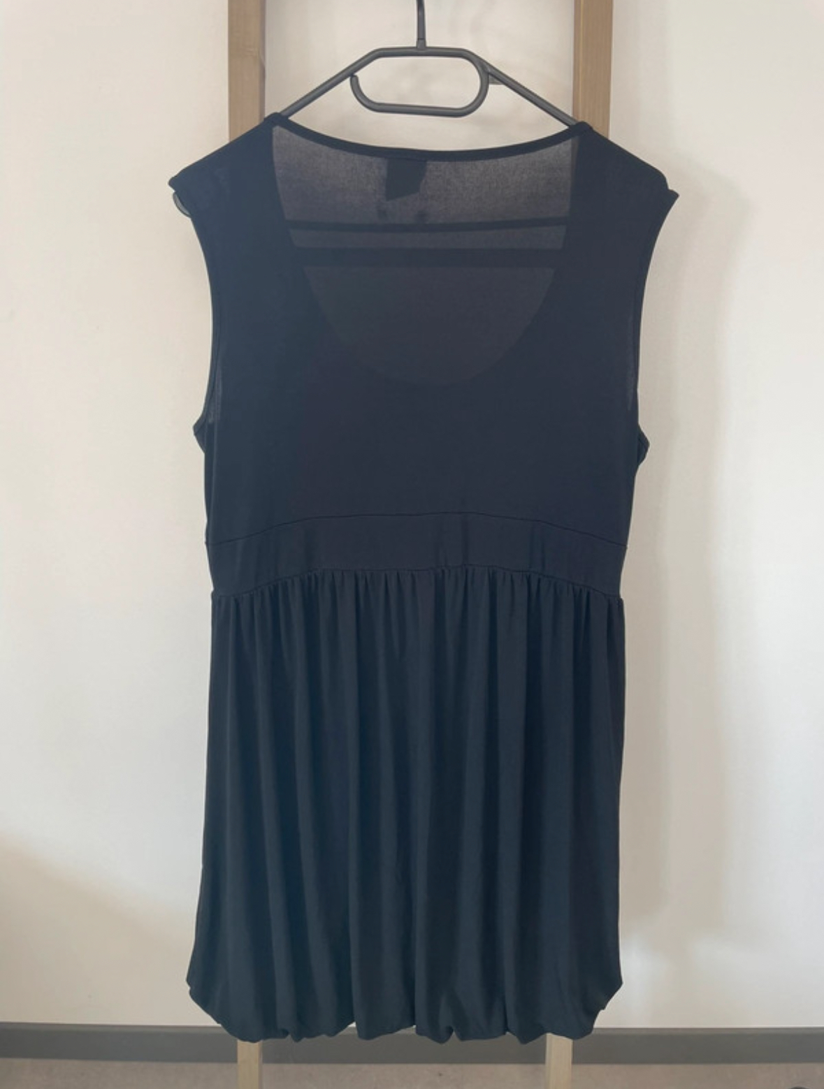 CADD12 robe noire sans manche avec jupe plissee, DOS