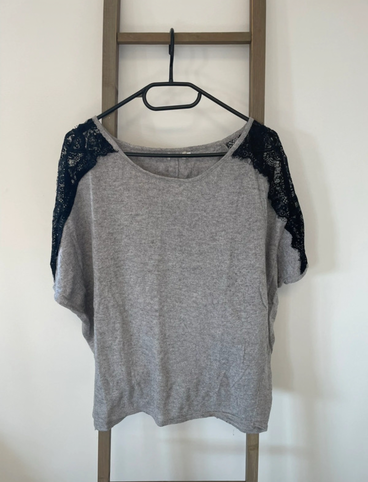 Top gris avec épaule en dentelle noire, Jacqueline Riu, L