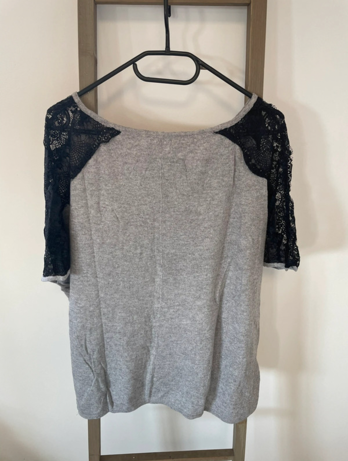 CADD35 top gris epaule en dentelle noire, jacqueline riu, DOS