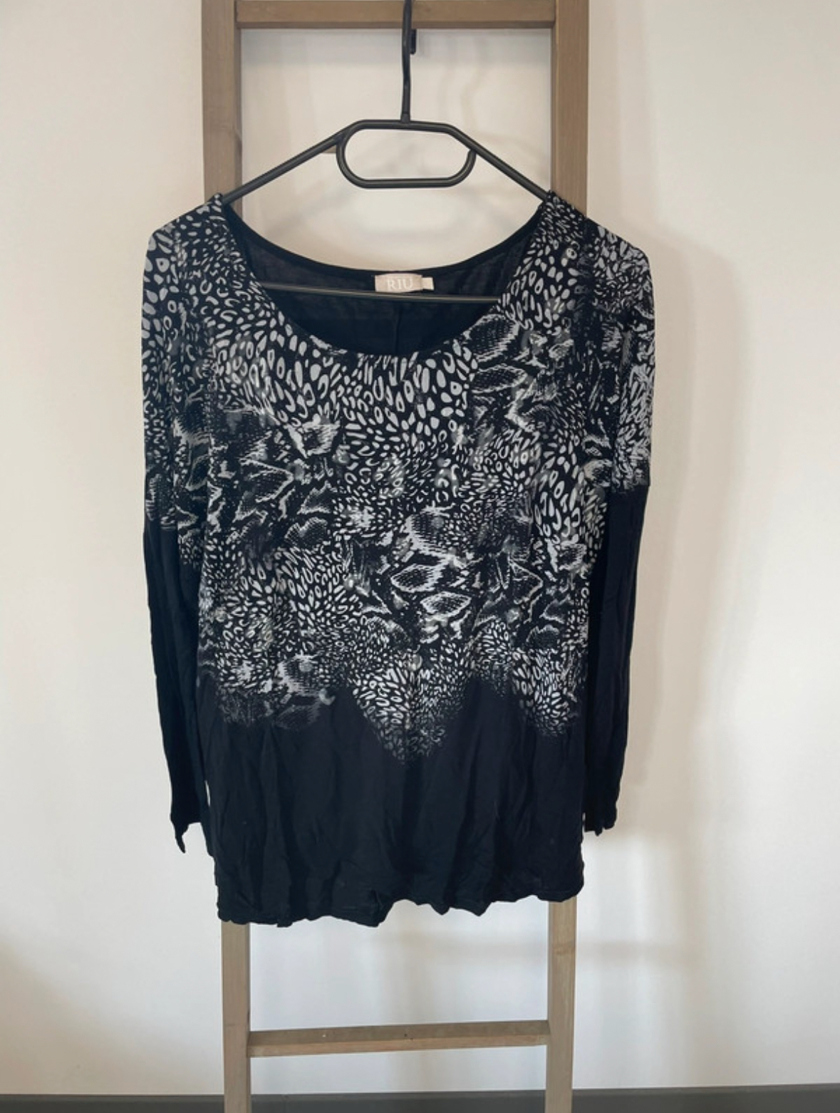 Top noir à motifs blancs manches longue, Jacqueline Riu, T5
