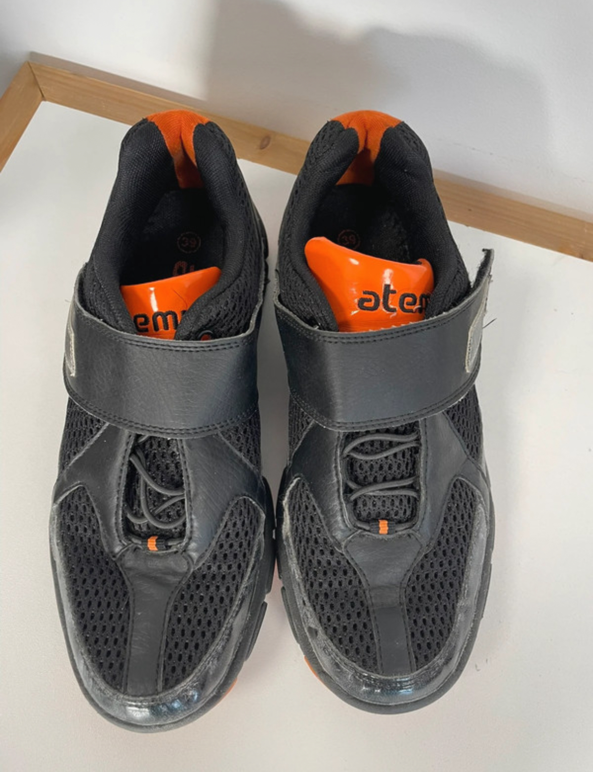 CADD98 baskets noir et orange atemi, 2