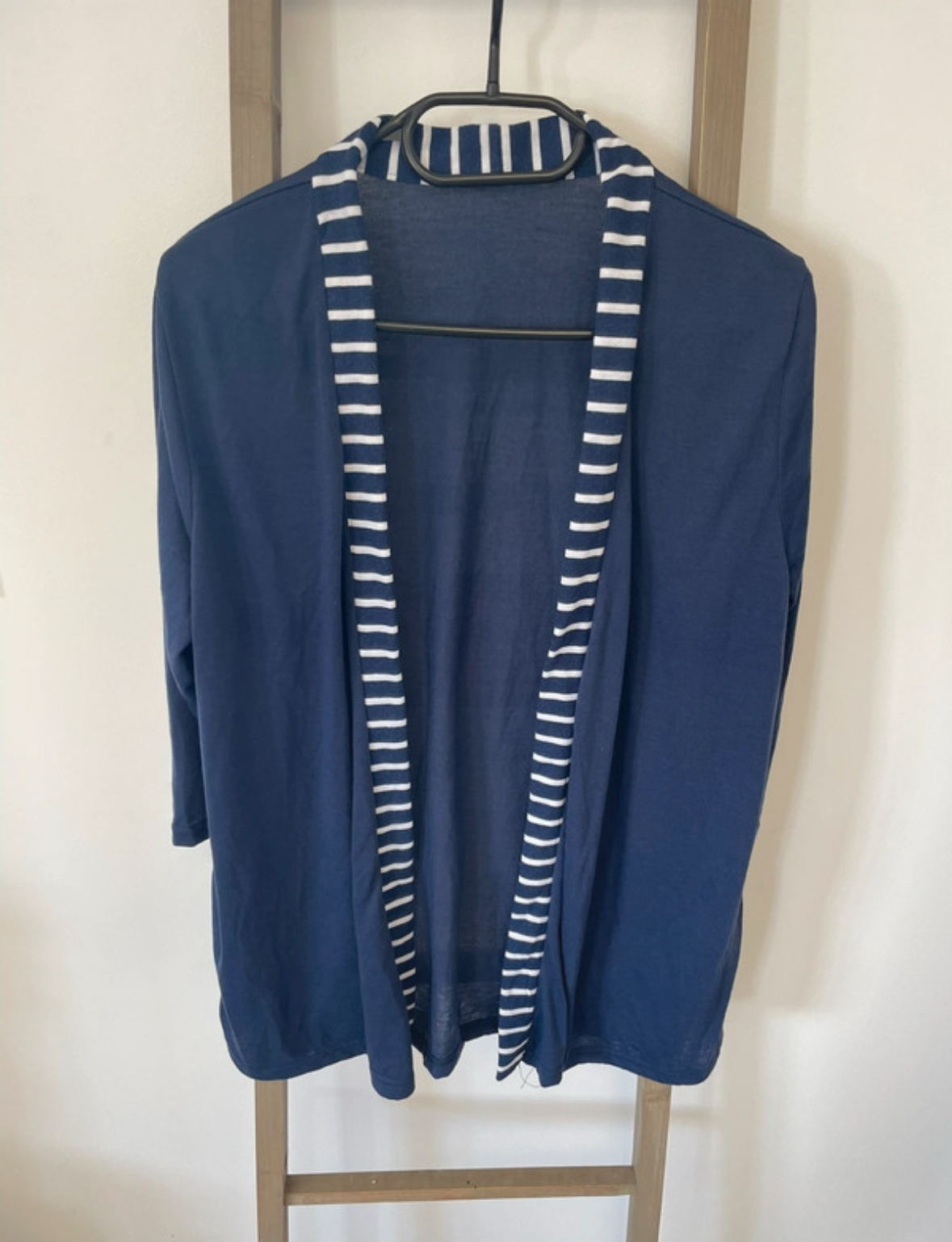 Gilet bleu avec col rayé, 40
