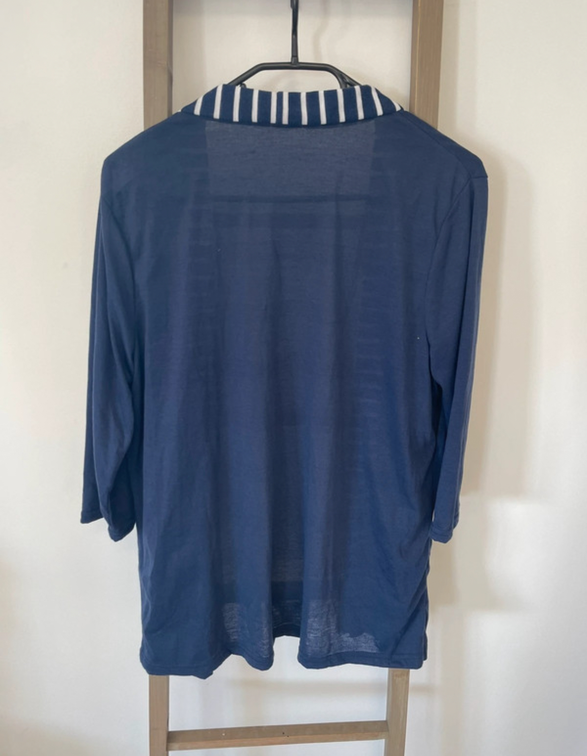 JTAN06 gilet bleu avec col rayé, DOS