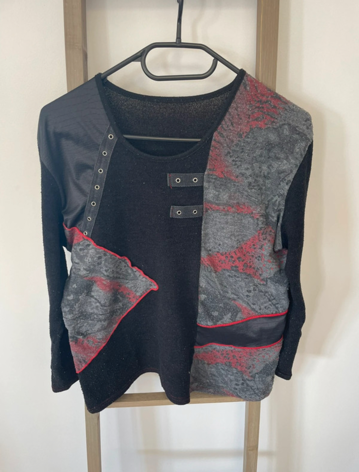 Pull leger noir et rouge avec oeillet, XL
