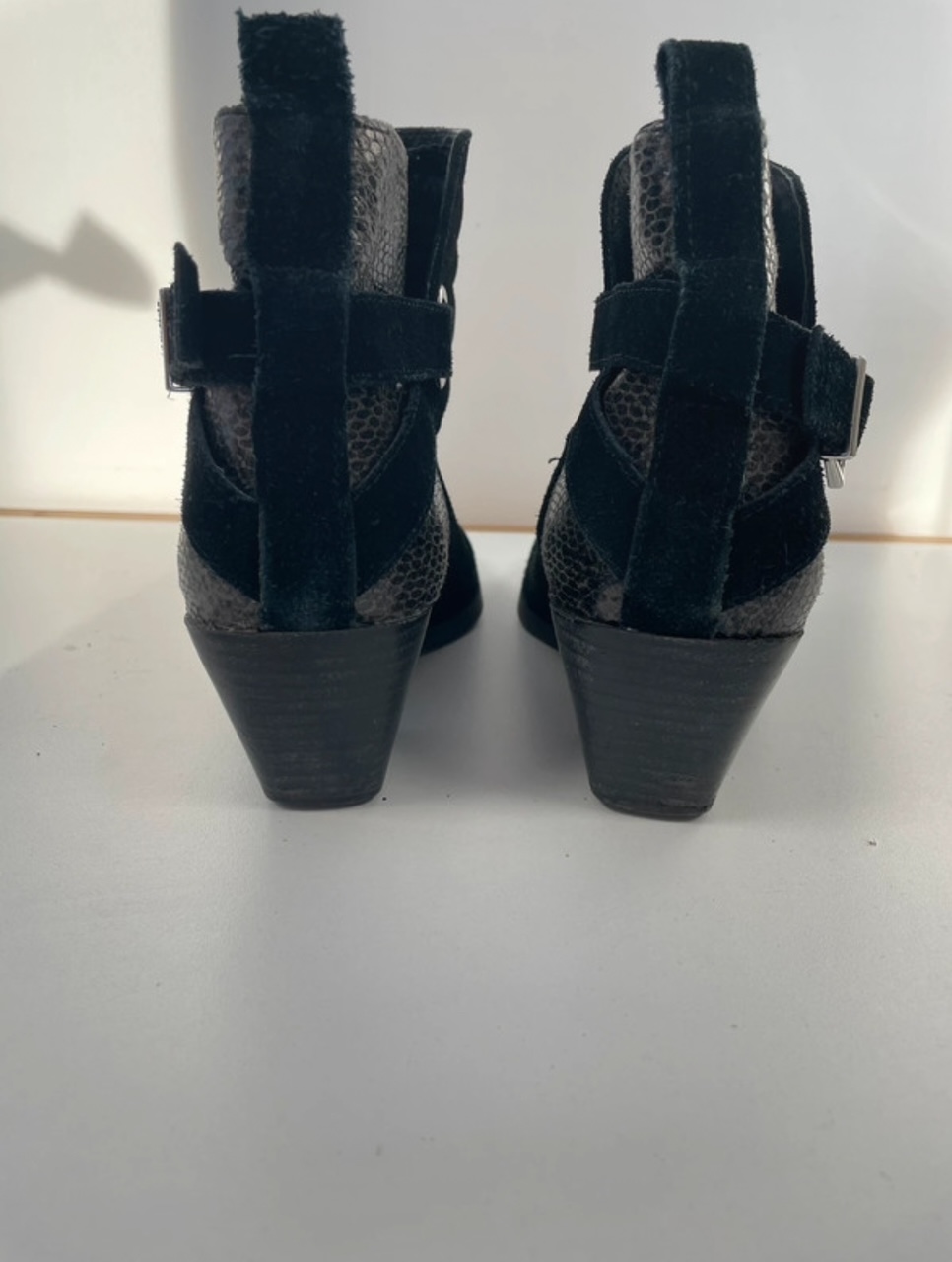 CADD106 bottines noires effet serpents, DOS1