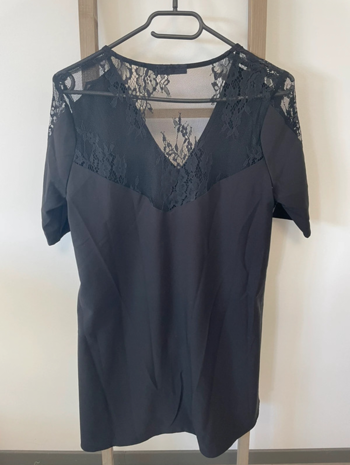MPER01 robe noire avec dos et manches en dentelle, DOS