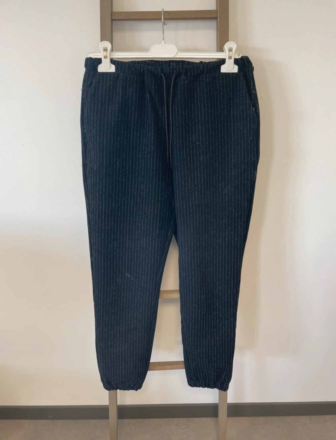 Pantalon noir à fines rayures blanches, Kiabi, 38