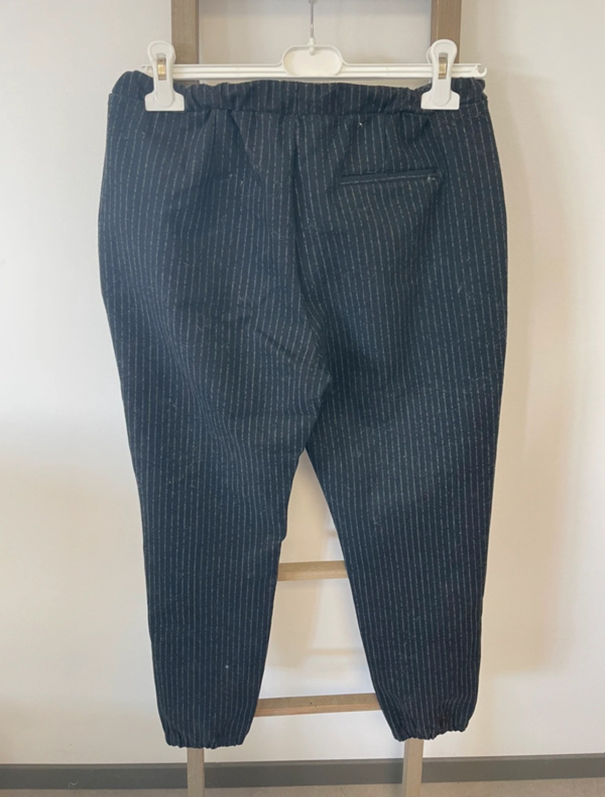 MPER03 pantalon noir à fines rayures blanches, DOS