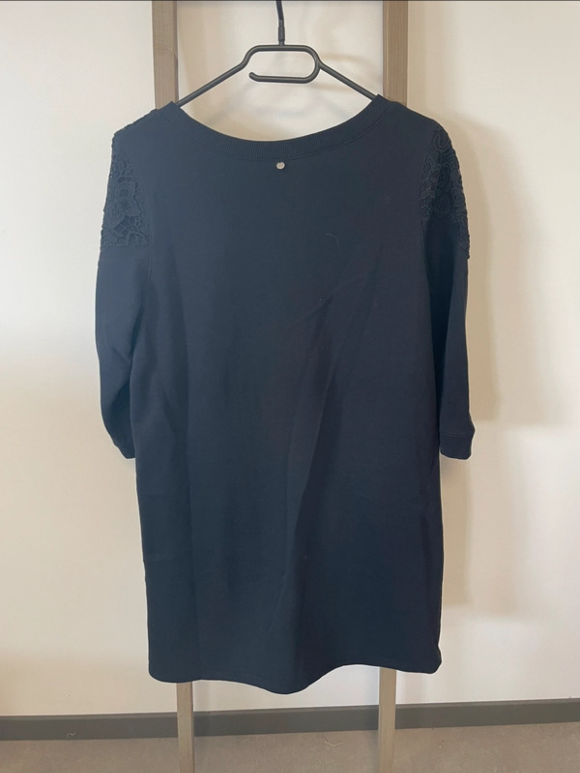 MPER07 robe noire avec dentelle poitrine, DOS