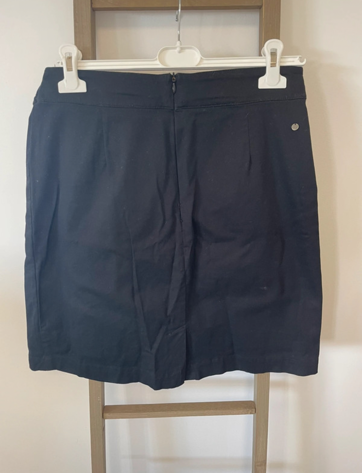 MPER09 jupe courte noire avec ceinture, DOS