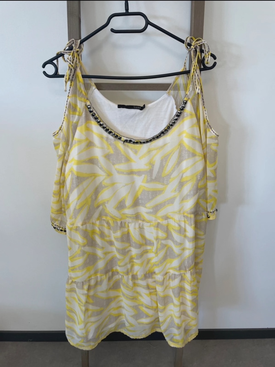MPER20 Robe epaule nue jaune blanc et gris, trend captain tortue, 38