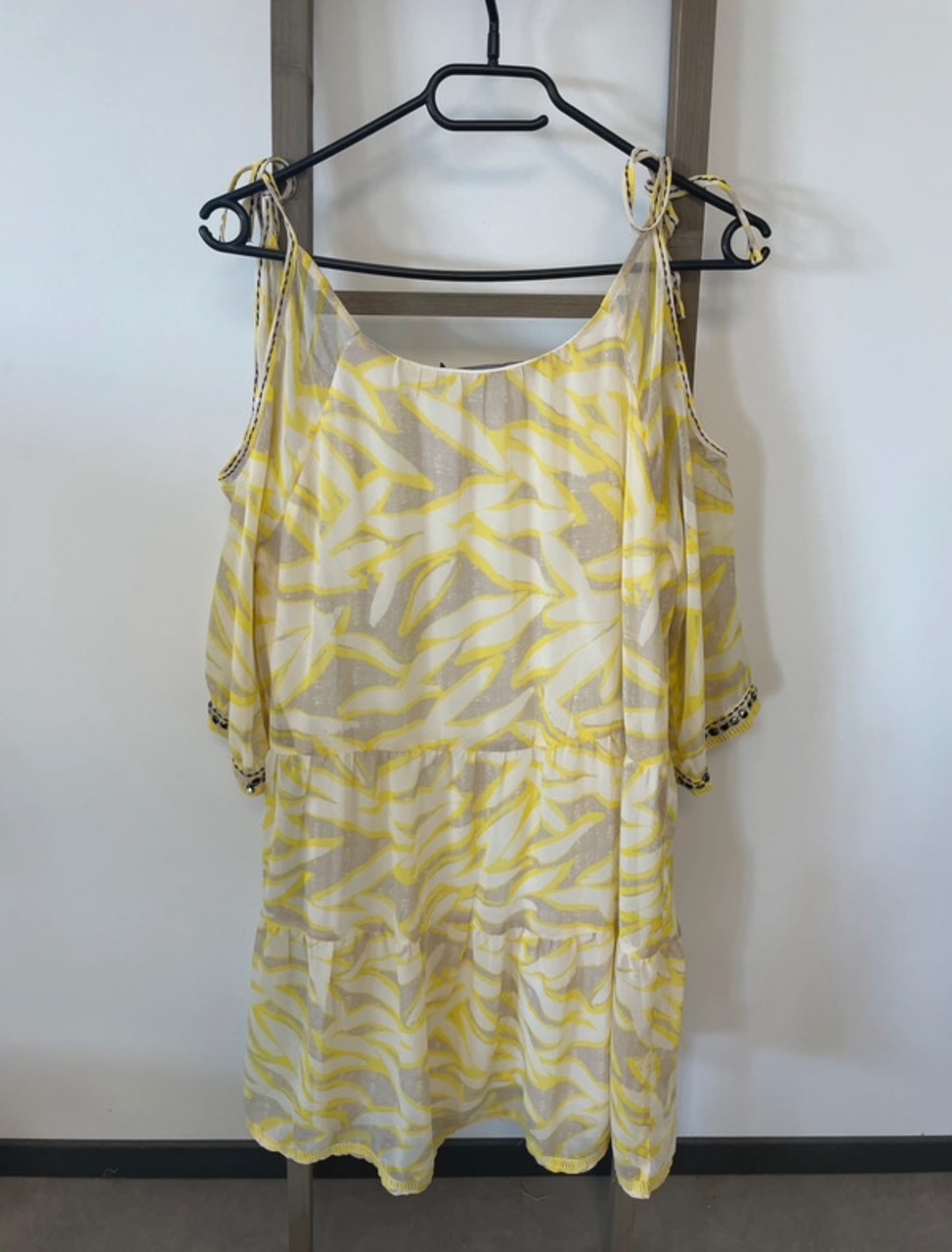 MPER20 robe dos nu jaune blanc et gris, DOS